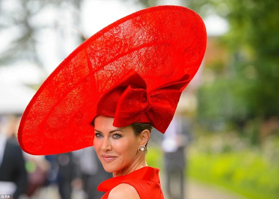 Странная шляпа. Роял аскот шляпы. Шляпки аскот 2023. Royal Ascot outfits. Необычные шляпы.