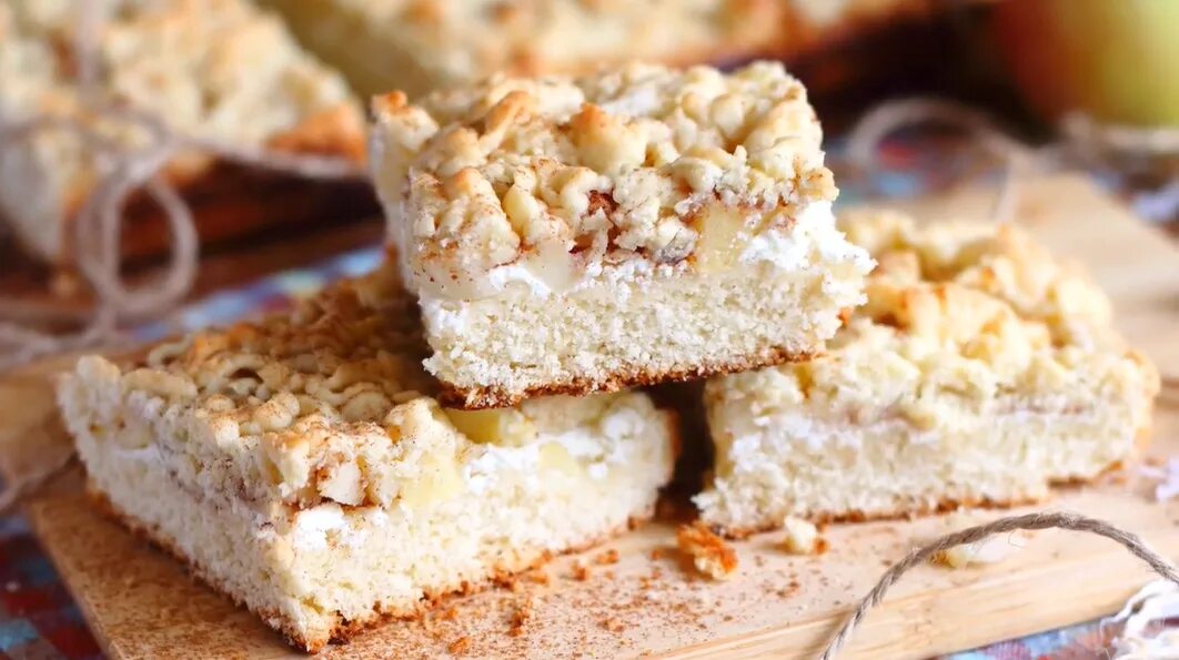 Протертый пирог с творогом. Тертый творожный песочный пирог. Тертый песочный пирог с творогом. Тёртый песочный пирог. Песочный пирог с творогом.