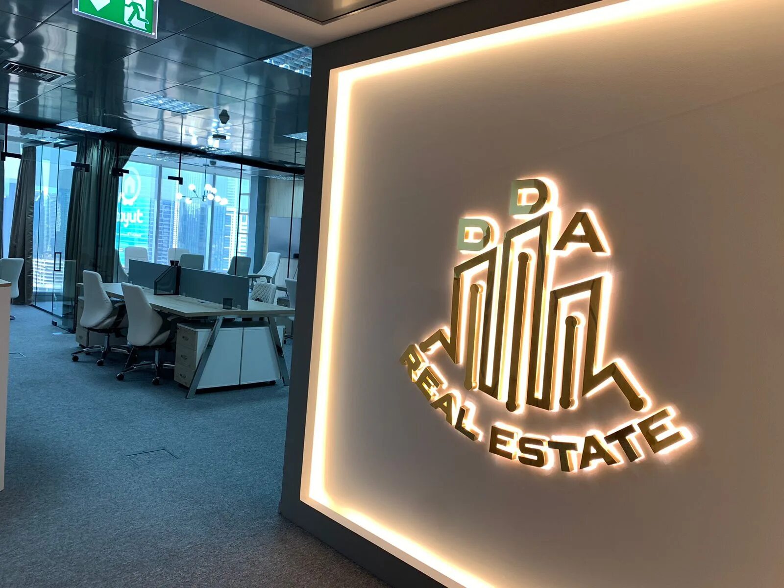 Dda estate. Dda estate. Дда реал эстейт. Дом в америке с лужайкой. Creative logo real estate.