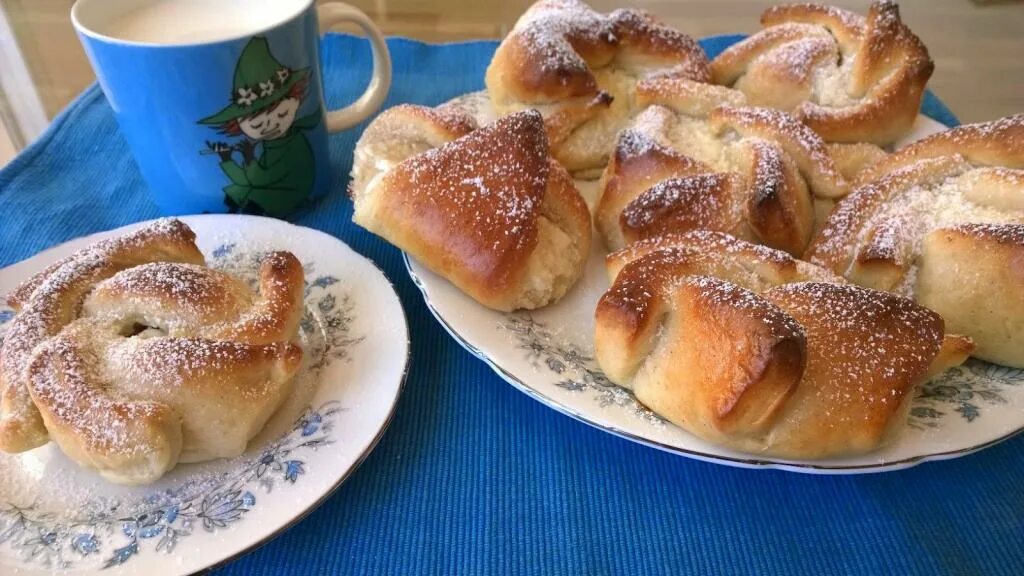 Ватрушки из готового теста. Плюшки с творогом. Булочки с творогом. Красивые булочки с творогом. Красивые булочки с творогом из слоеного теста.