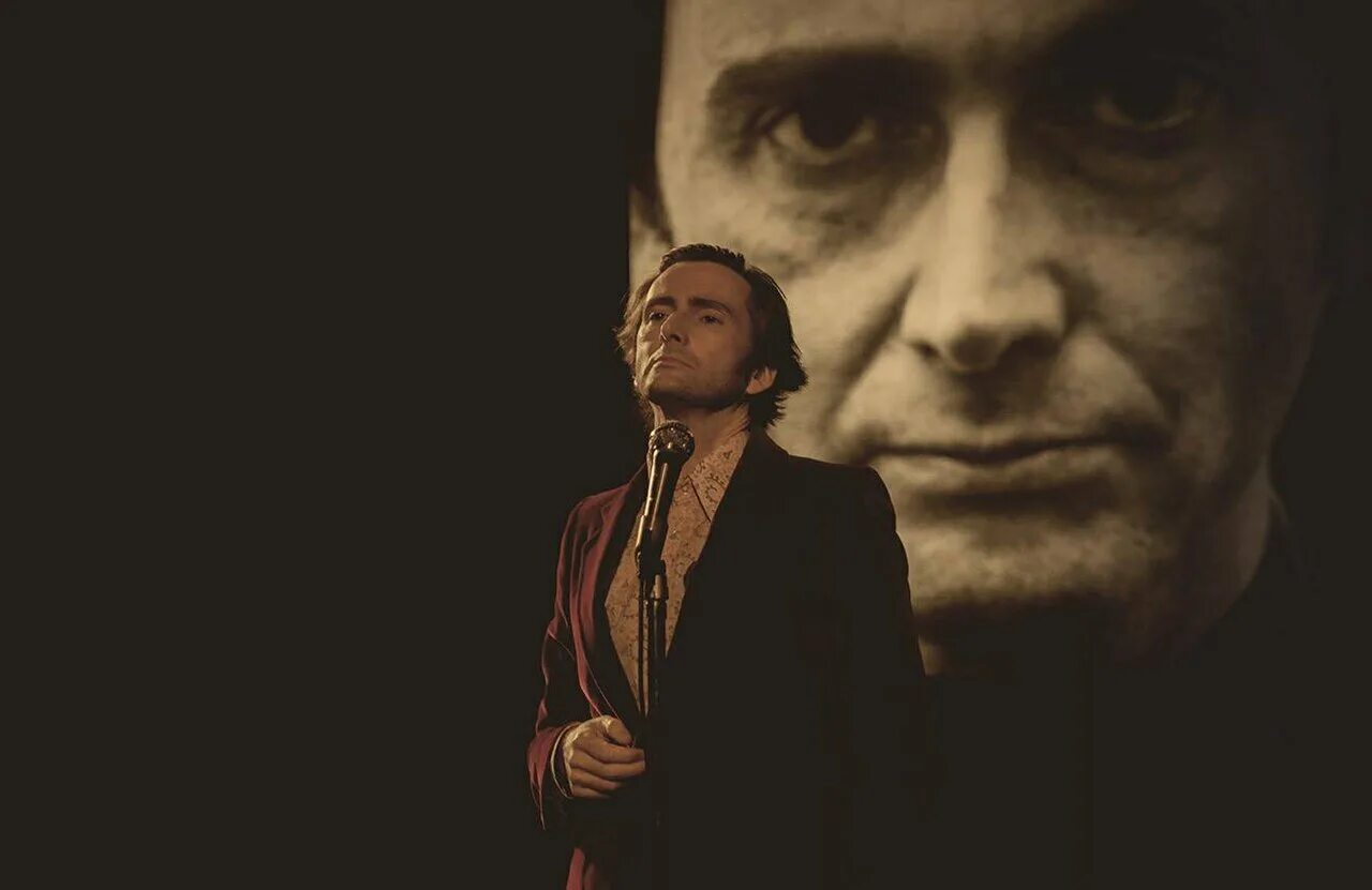 Бесит быть нормальным 2017. Раздраженная фильм. Mad to be normal дэвид теннант. Бесит быть нормальным фильм 2017. Бесит быть нормальным 2017.