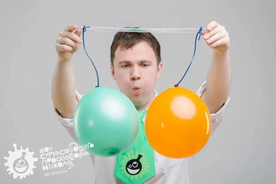 Воздушный резиновый шар надули и завязали. Наэлектризованный воздушный шарик. Эксперименты с воздушными шарами. Эксперименты с воздушными шарами для детей. Эксперимент с воздушным шариком.