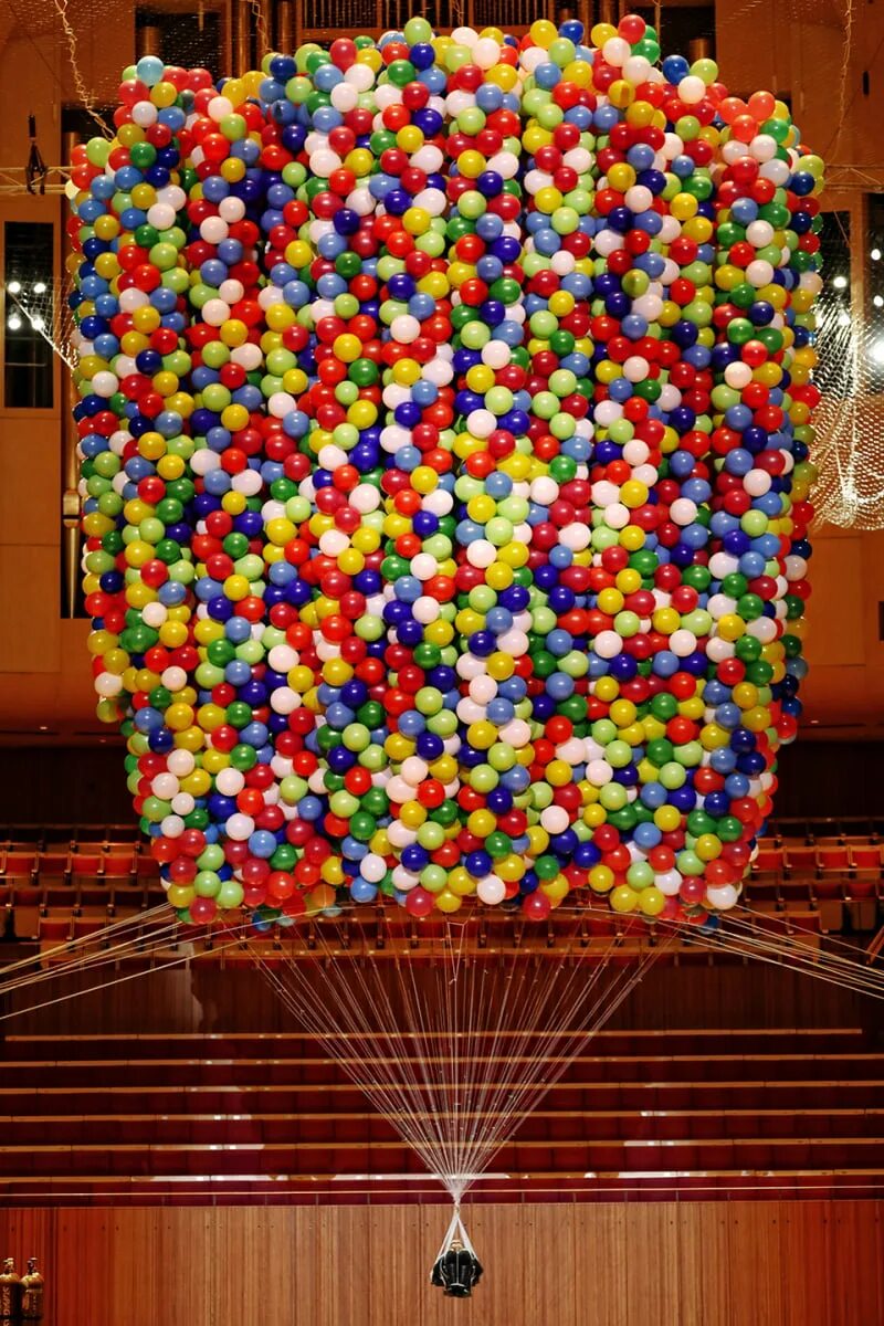 Сто шарами. Много шариков. Огромная связка воздушных шаров. Много много шаров. Воздушные шары много.