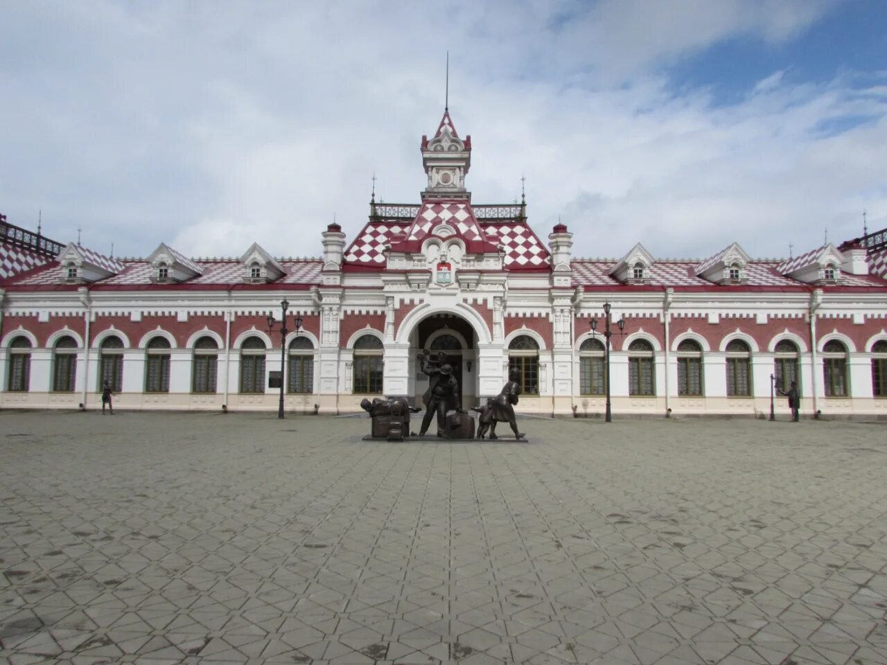 Сколько вокзалов в екатеринбурге. Старый вокзал Екатеринбург. Старый Железнодорожный вокзал Екатеринбург. Старый ЖД вокзал Екатеринбург. Старое здание ЖД вокзала Екатеринбург.