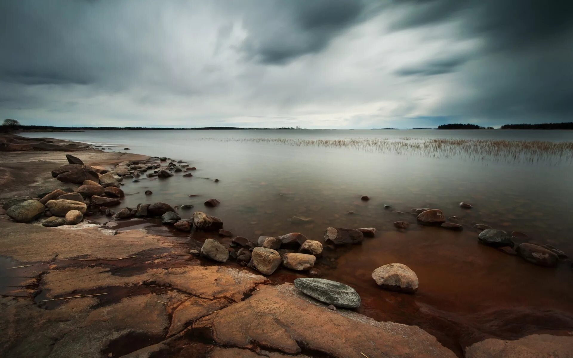 Каменистый берег озера. Литораль озера. Камни на берегу моря. Каменистый берег реки. Озеро мелкое берег