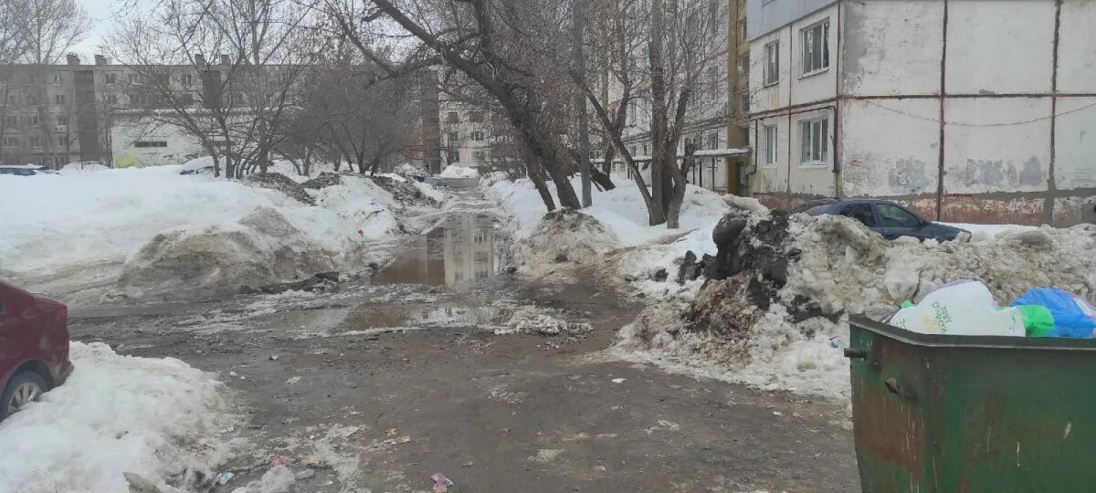 Некрасова дворик великие луки. Плохое благоустройство города. Состояние дворов. Кирпичная 59 вологда. Каменные блоки во дворах калуги.