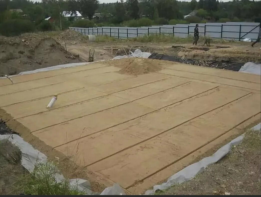 Фундамент на песчаной подсыпке. Песочная подушка для фундамента. Подушка для фундамента из песка. Подготовка фундамента. Песчано гравийная подушка под ленточный фундамент.