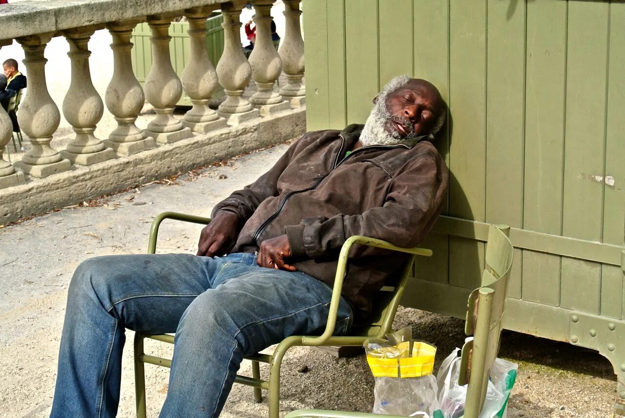 Бездомный афроамериканец. Старый мужчина.