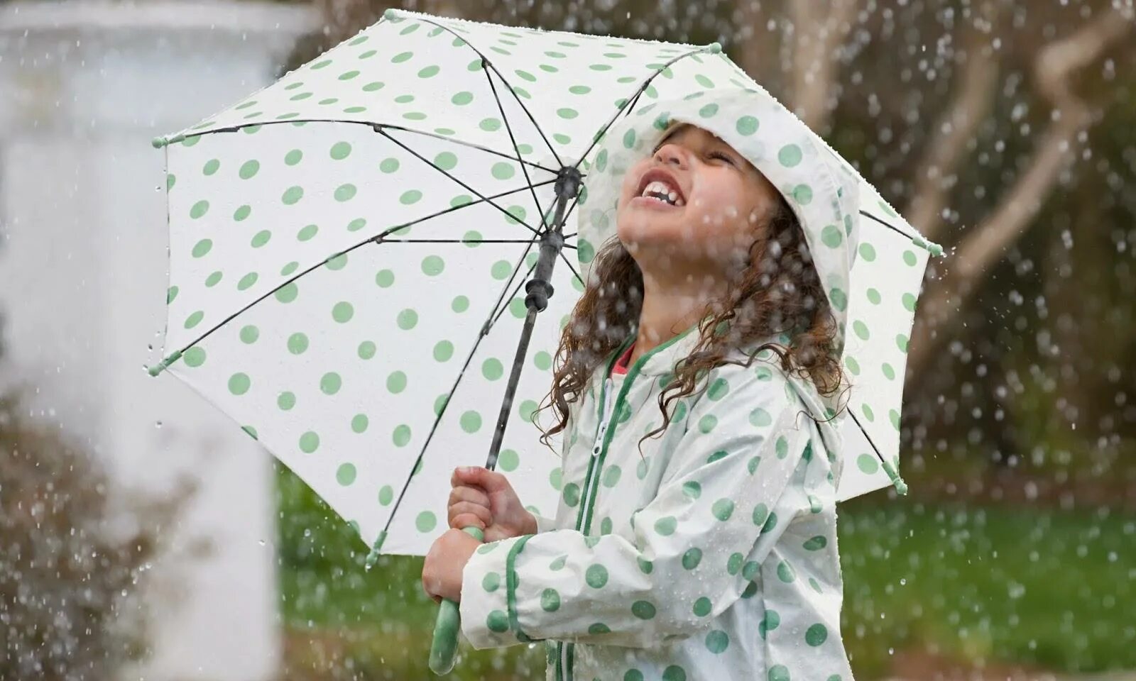 Девушка улыбается. Человек под дождем. Двое влюбленных под дождем. Девушка с зонтом летом. Маленький дождь.