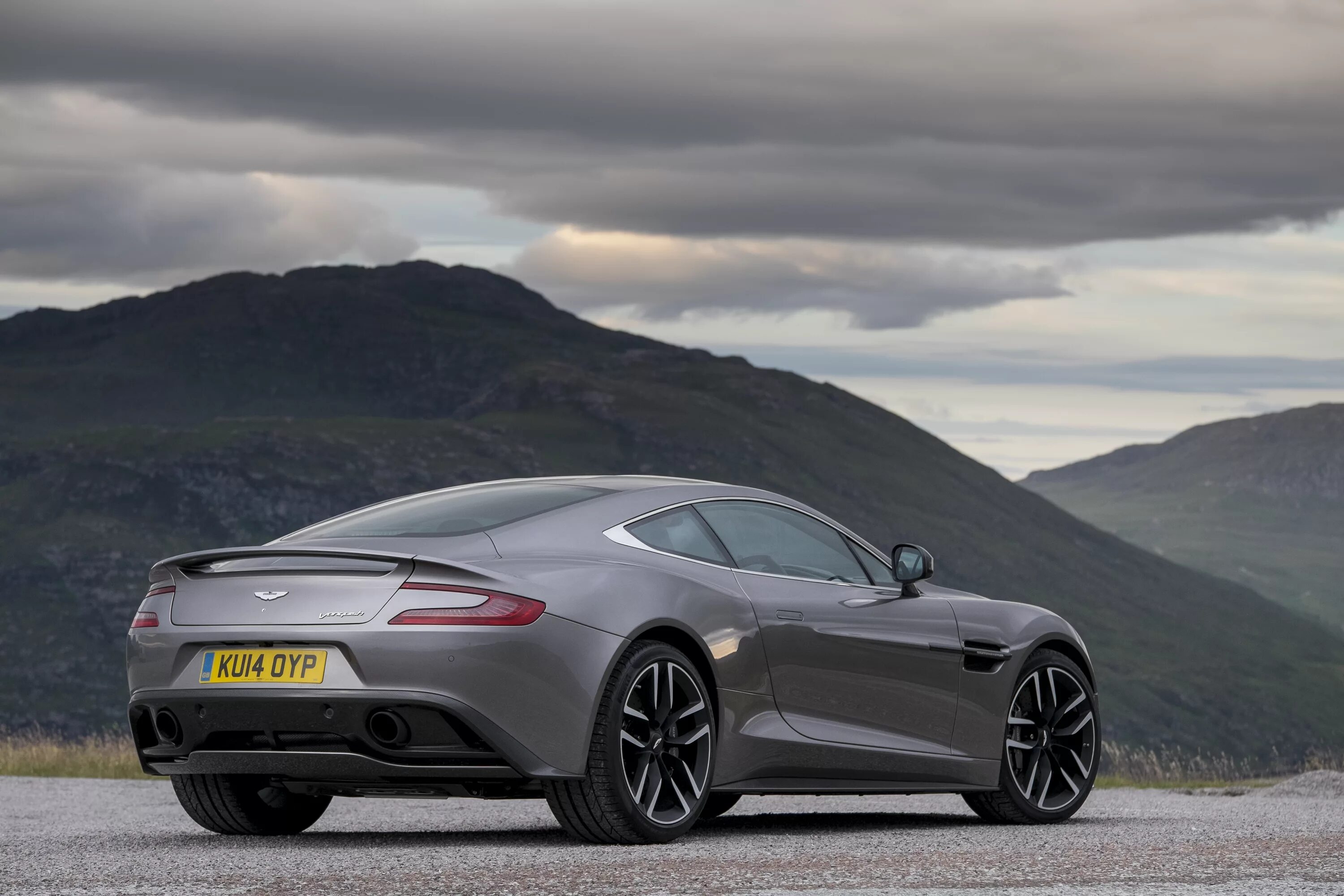 Автомобиль 2015. Aston Martin Vanquish. Aston Martin Vanquish 2000. Aston Martin Vanquish 2012.