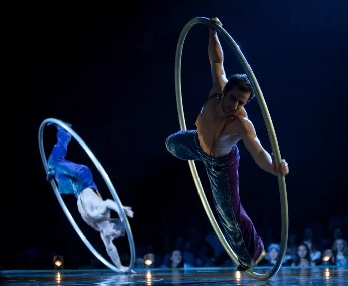 Человек в обруче цирк. Цирковой круг. Цирковая студия большого камня. Цирк тропикано в дк. Эстрадно цирковое.