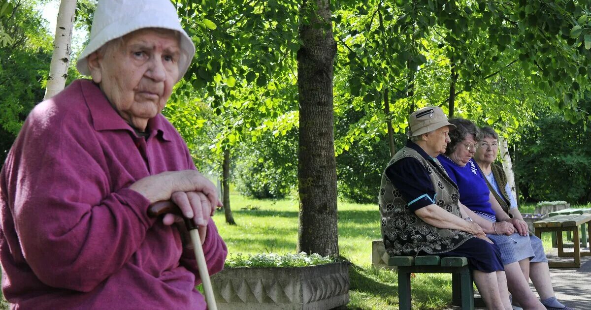 Пенсионер переезжает в москву. Пожилые люди в России. Пожилые люди в обществе. Пенсионеры фото. Одиночество пожилых.