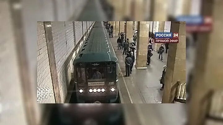 Теракт в москве мальчик тащит отца. Теракт в метро Лубянка и парк культуры. Теракт в Московском метро 2010. Теракт в метро Москва 2010. Теракт в метро Москва парк культуры.