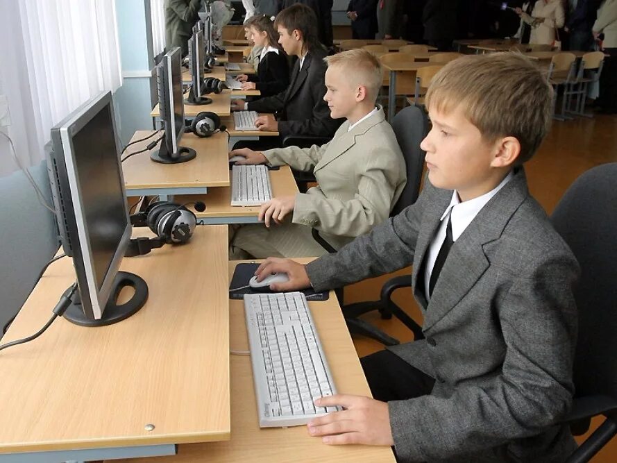 В классе установили новый компьютер. Компьютер в школе. Компьютер для школьника. Ребенок за компьютером. Школьники на информатике.