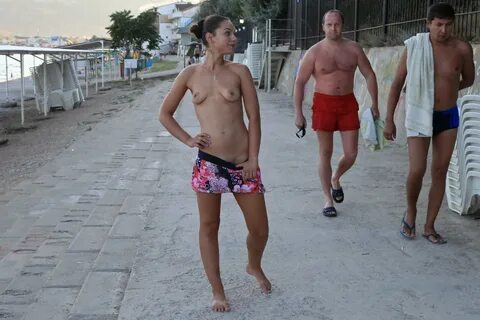 Алина показушничает на пляже. 