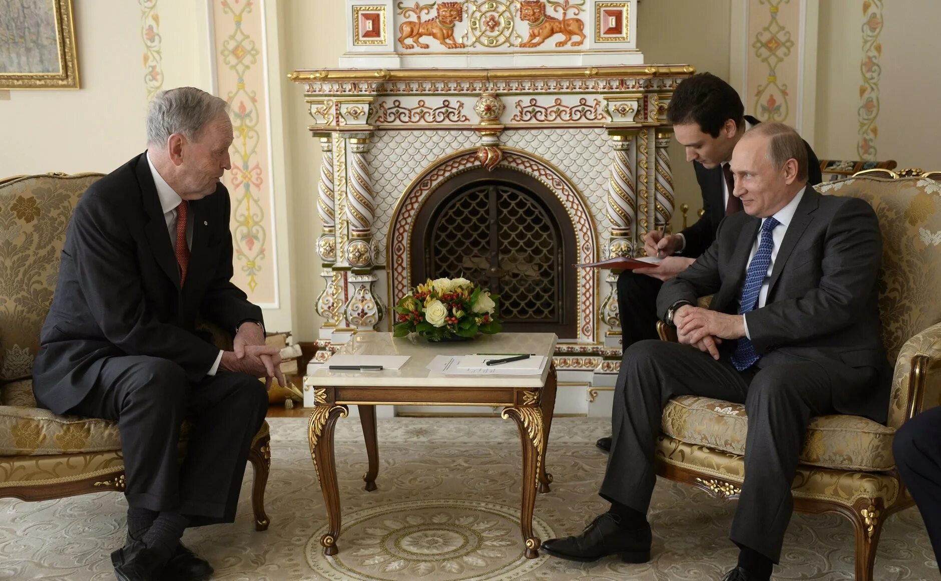 Резиденция президента в Ново-Огарево. Дом Путина в Ново-Огарево. Огарево резиденция Путина. Дом Путина в Новоагорево. Где живет премьер министр