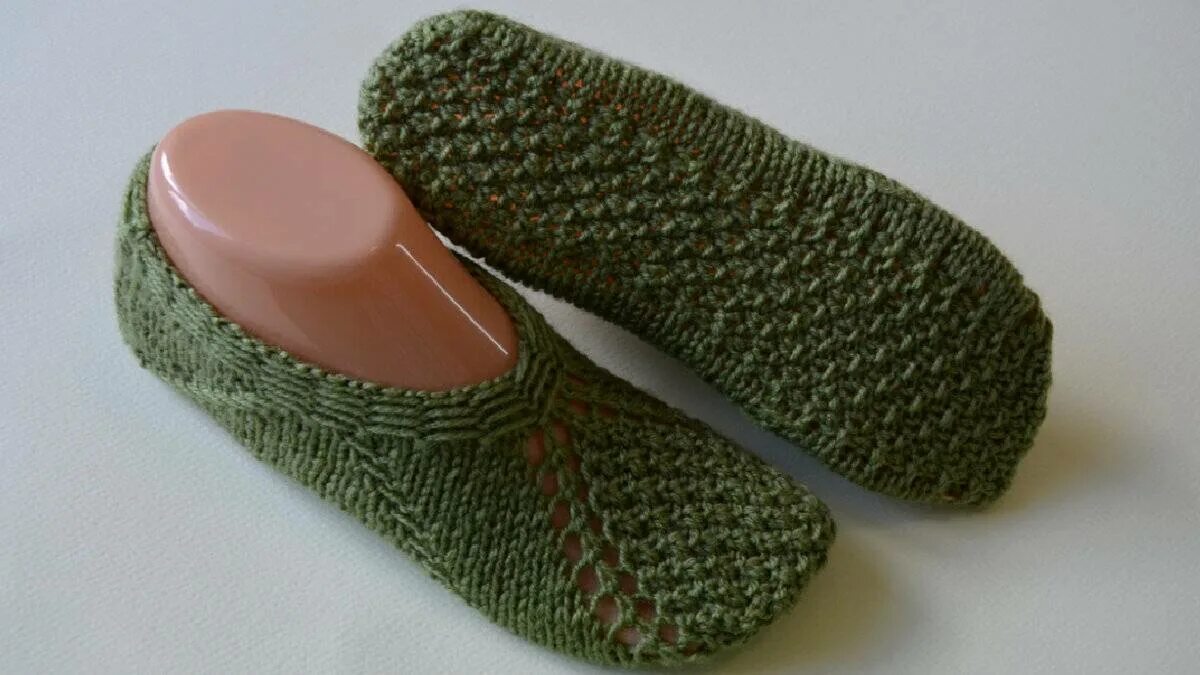 Тапочки связанные крючком. Следки бамбино. Вязание тапочек крючком. Вязаные тапочки следочки на 2 спицах. Следки с еленой федосеевой.