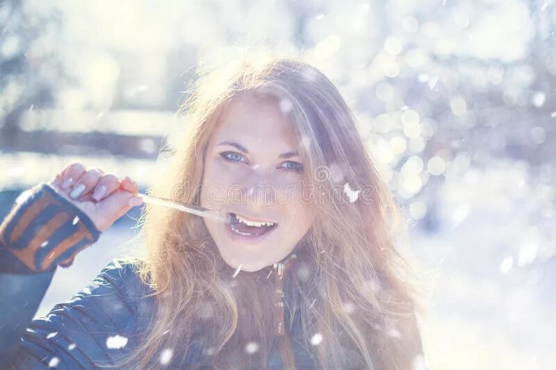 Фотосессия лёжа на снегу. Девушка во льду. Песни лед девушка. Песня ледяная девочка. Девушка растопила лед.