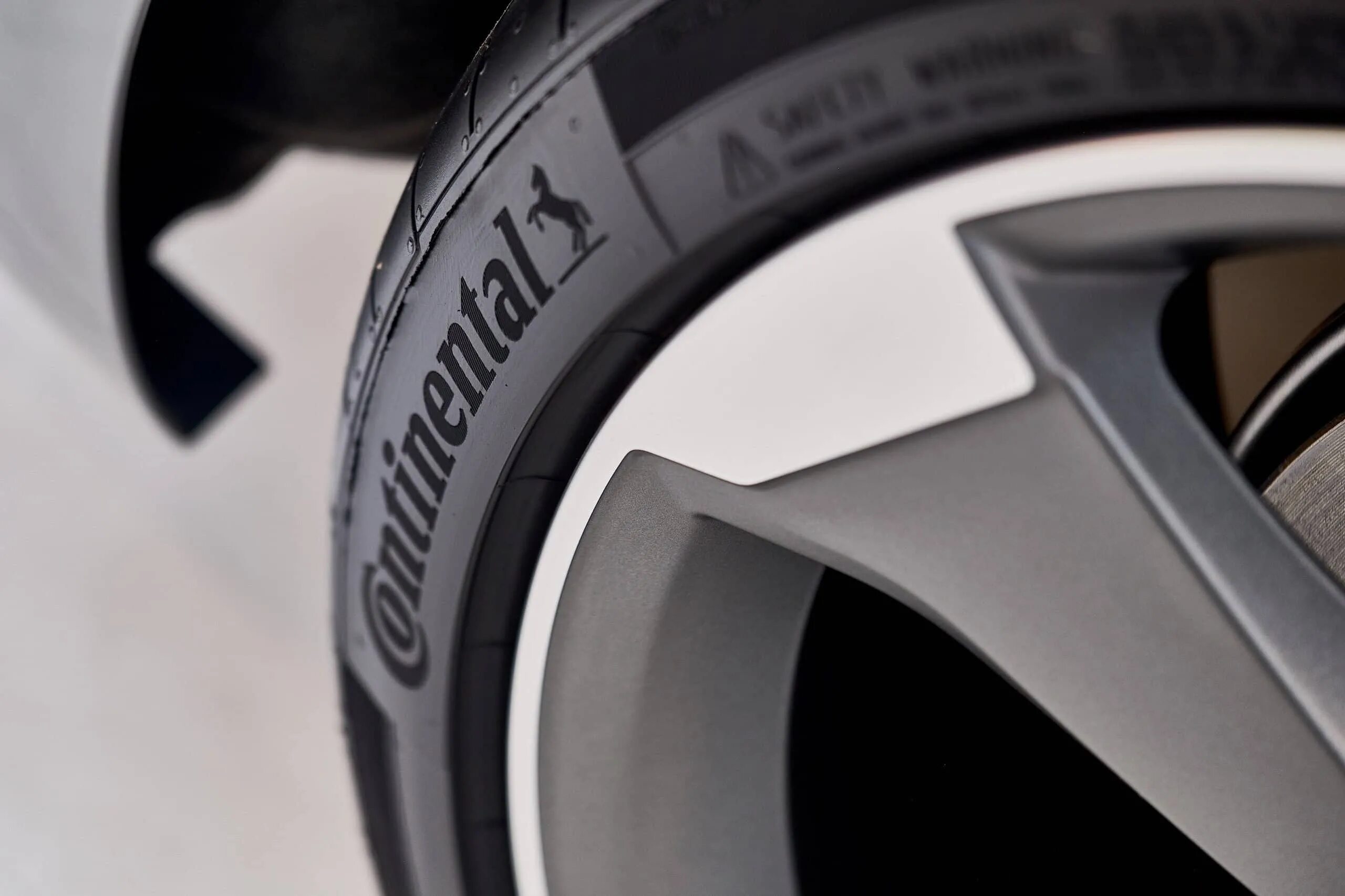 Continental tires. Континенталь ранфлет. технология runflat continental. континенталь ранфлет фото. continental tires proving grounds.