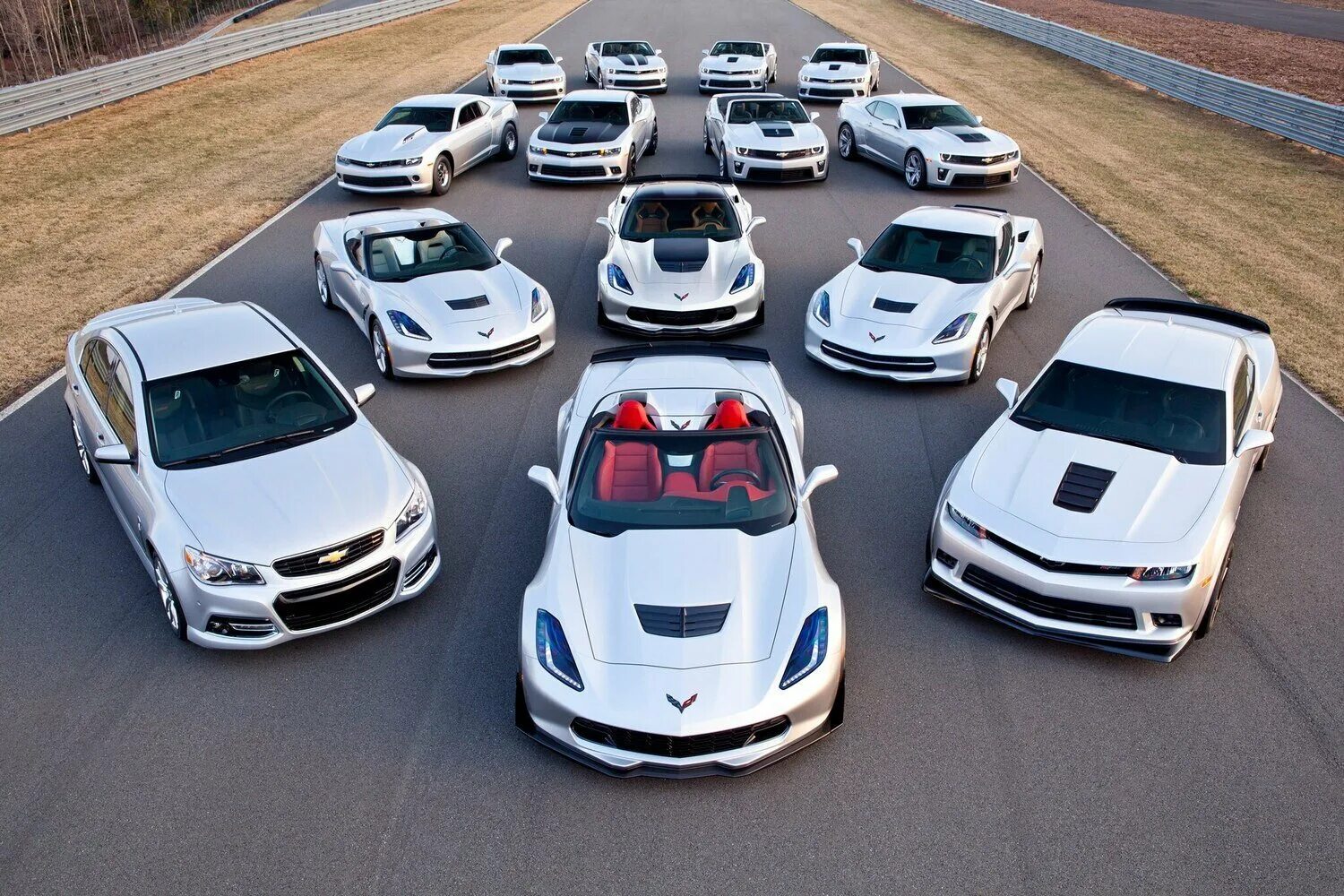 Включи представляют машины. Chevrolet new car. разные машины. много машин. несколько автомобилей.