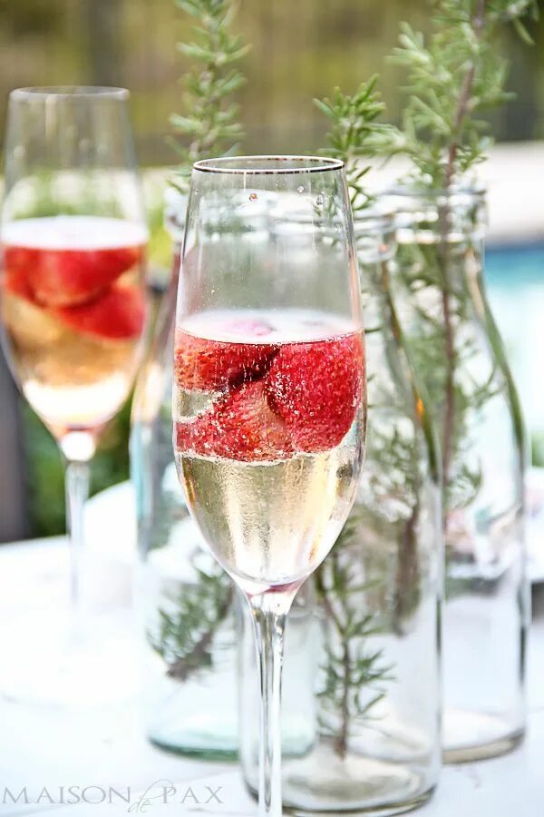 Champagne Strawberry коктейль. Бокал шампанского с клубникой. Фужер шампанского с клубникой. Клубника с шампанским.