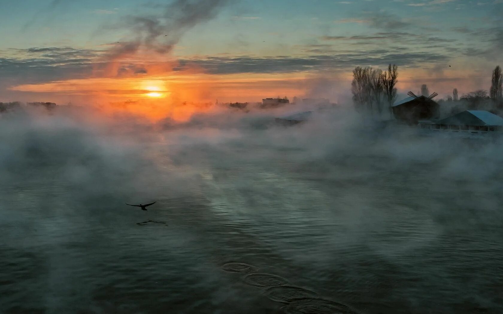 Облака плывут в воде. Рассвет туман. Туман над морем. Море в тумане. Море в дымке.