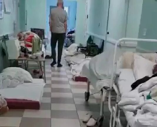 Узнать в какой больнице человек в москве. Больница 15 Санкт-Петербург. Больные лежат в коридорах больницы. Люди лежат в коридоре в больнице. Коридор больницы с людьми.