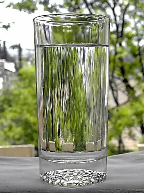 Вода после пробуждения. Стакан воды. Красивые стаканы для воды. Стакан холодной воды. Вода питьевая в стакане.