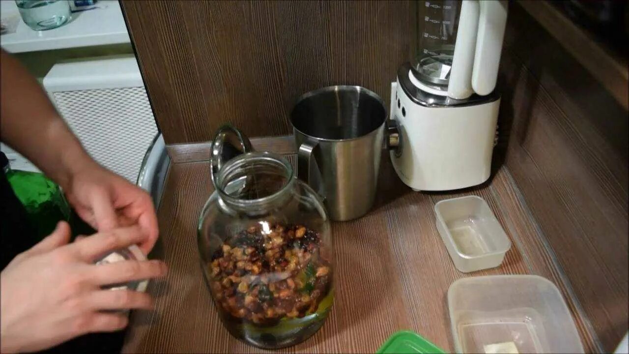 Можно настаивать самогон на макадамии. Самогон настоянный на кофе. самогон с кофе. самогон на шиповнике. самогон домашний с кофейными зернами в бутылках.
