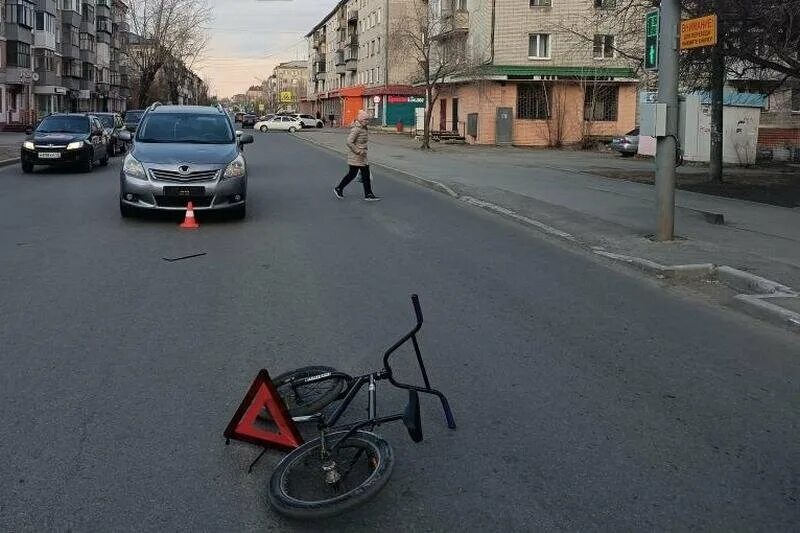 Группа комиссар в кургане. Группа комиссар в кургане. Новости кургана сегодня. Зачем делают дыры на дорог на перекрестке дворах. Велосипедист в городе.