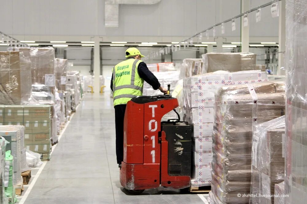 Ашан склады работа. Склад ашан. Кладовщик склада ашан. Ашан склады работа. Ашан склады работа.