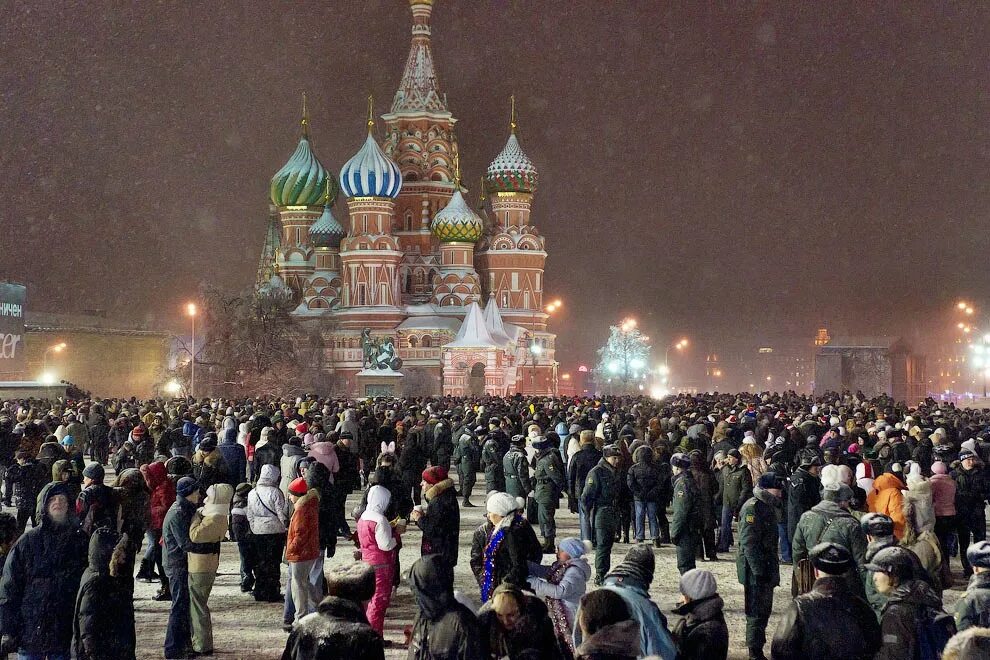 Городское население москвы. Толпа на красной площади. Москва люди. Толпа людей в Москве. Много людей на площади.