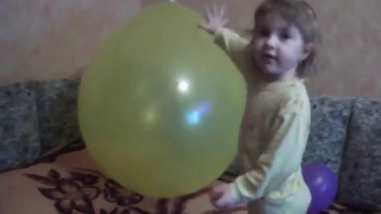 Большие шары видео. Надуваем огромный шар. Девушка надувает большой шар. Папа надувает шарик. Гигантский шар giant Balloon.