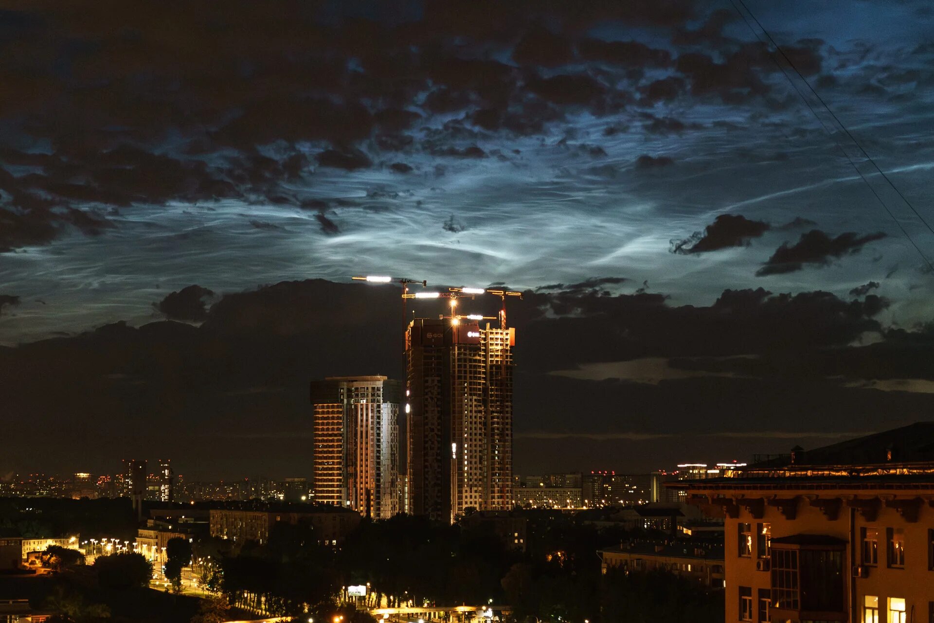 Небо москвы сегодня. Небо над москвой. ночная москва. ночное небо москвы. серебристые облака над москвой.