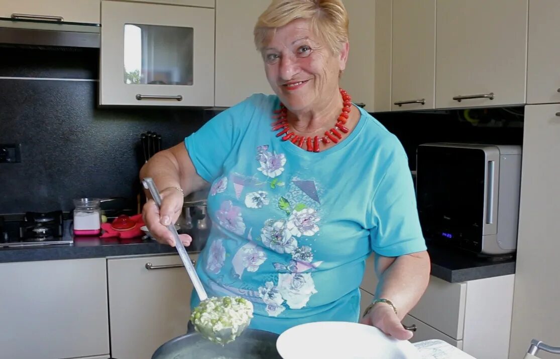 Бабушка готовит на кухне. Женщина повар пожилая. Бабушка на кухне. Cook old. Grandmas cooking.