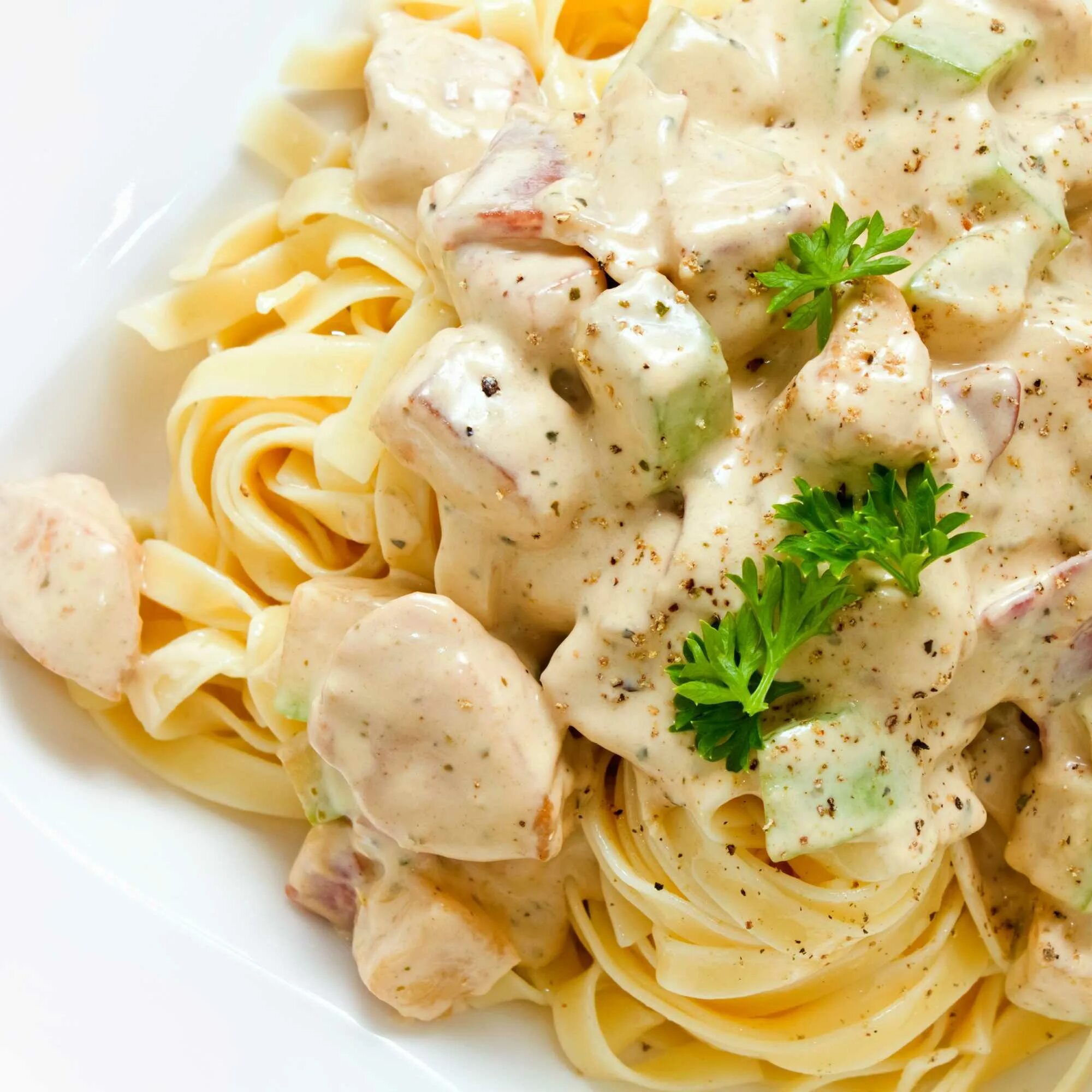 Макароны с филе и грибами. Паста альфредо с курицей и грибами. фетучини с куриной грудкой. фетучини с курицей и грибами в сливочном. паста фетучини с курицей.