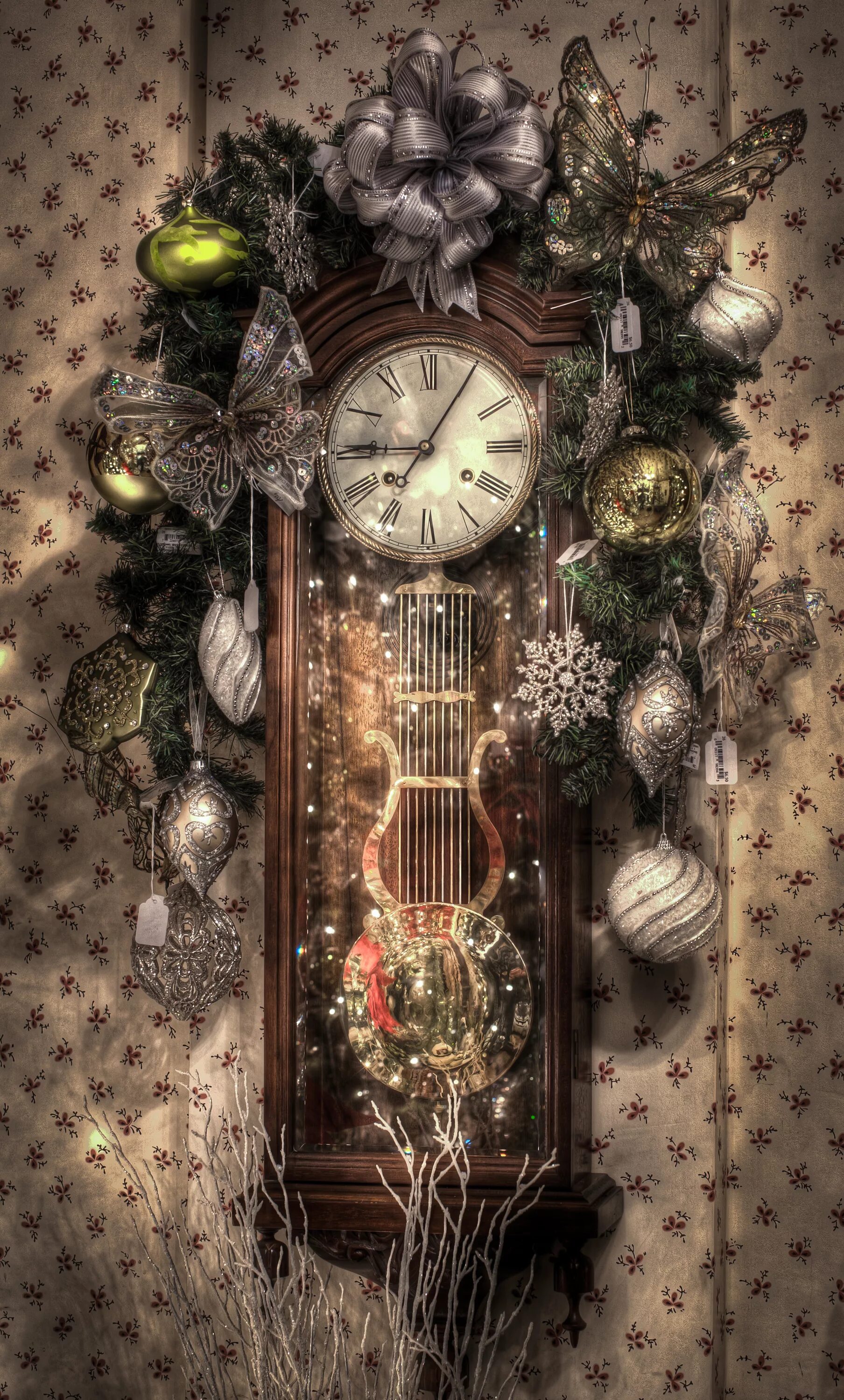 часы новогодние. часы новогодние. новогодние часы картинки. старинная елочная игрушка часы. новогодние старинные часы фотосессия.