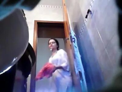 Hidden cam in toilet. Секретная камера. Скрытые видеокамеры в раздевалках. Секретная камера в комнате. Секретная камера в ванной.