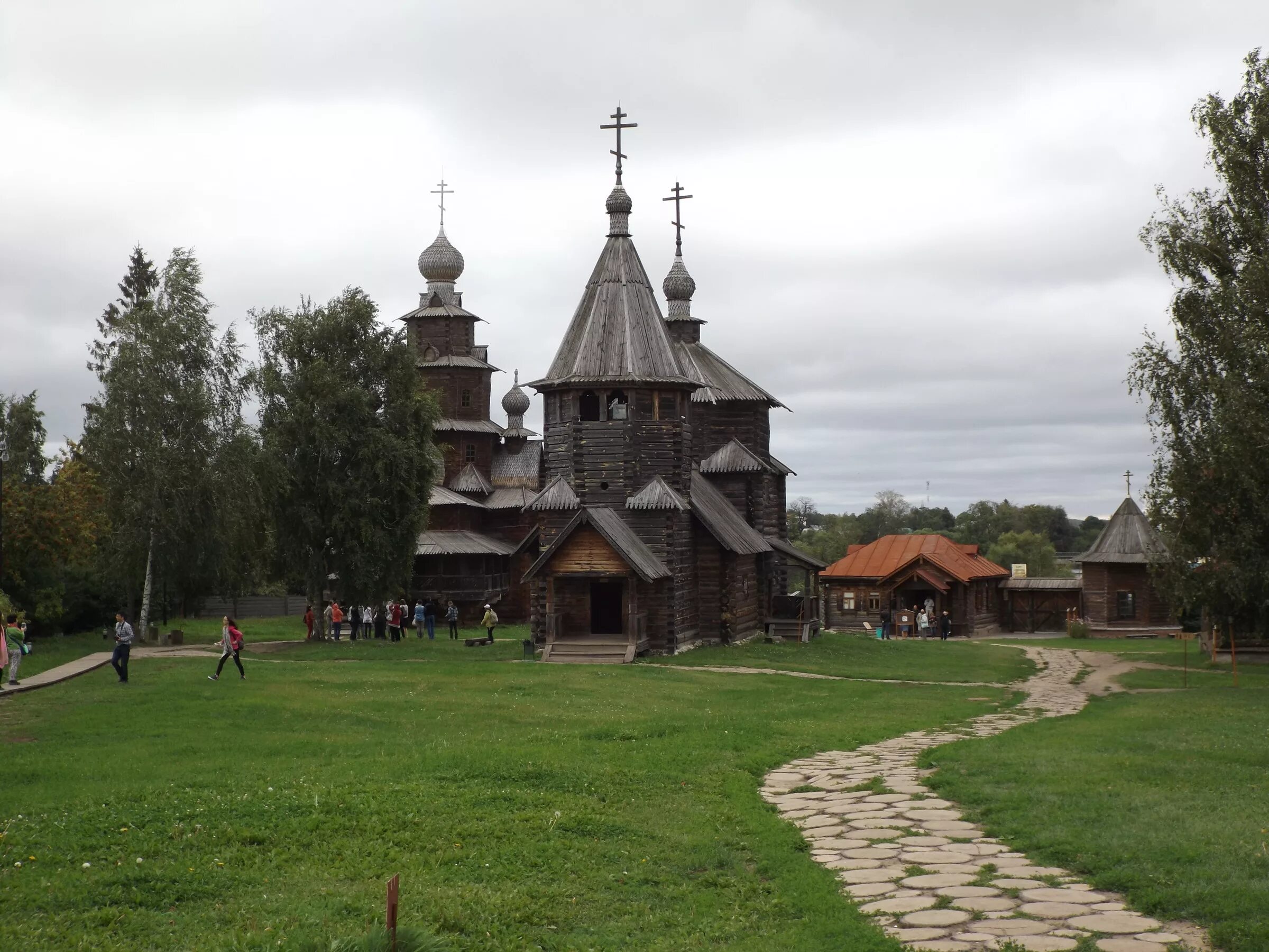 Музей зодчества золотое кольцо. Храм деревянного зодчества Суздаль. Город Суздаль музей деревянного зодчества. Музей деревянного зодчества золотое кольцо. Преображенская Церковь музей деревянного зодчества в Суздале.