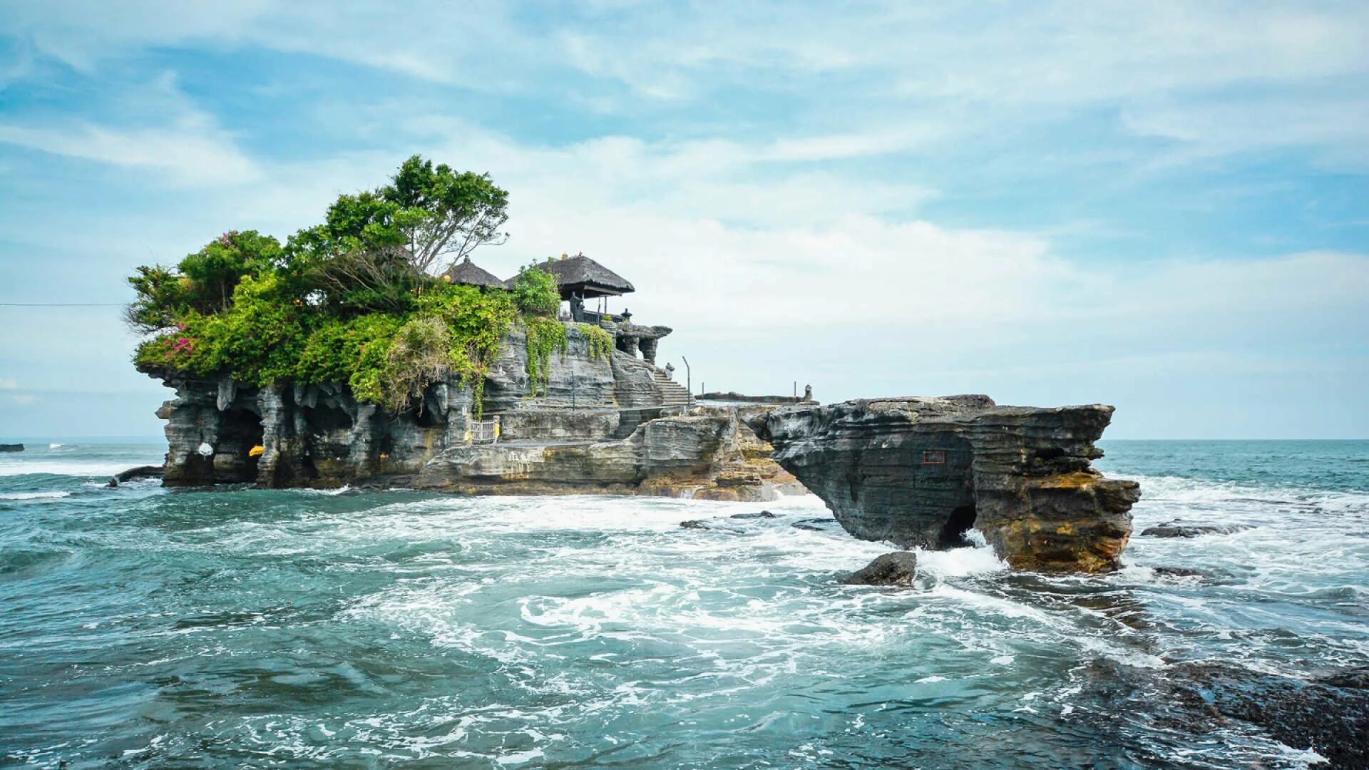 Острова Баньяк Индонезия. Бали (остров в малайском архипелаге). Храм Пура Танах лот. Бали (остров в малайском архипелаге) достопримечательности.