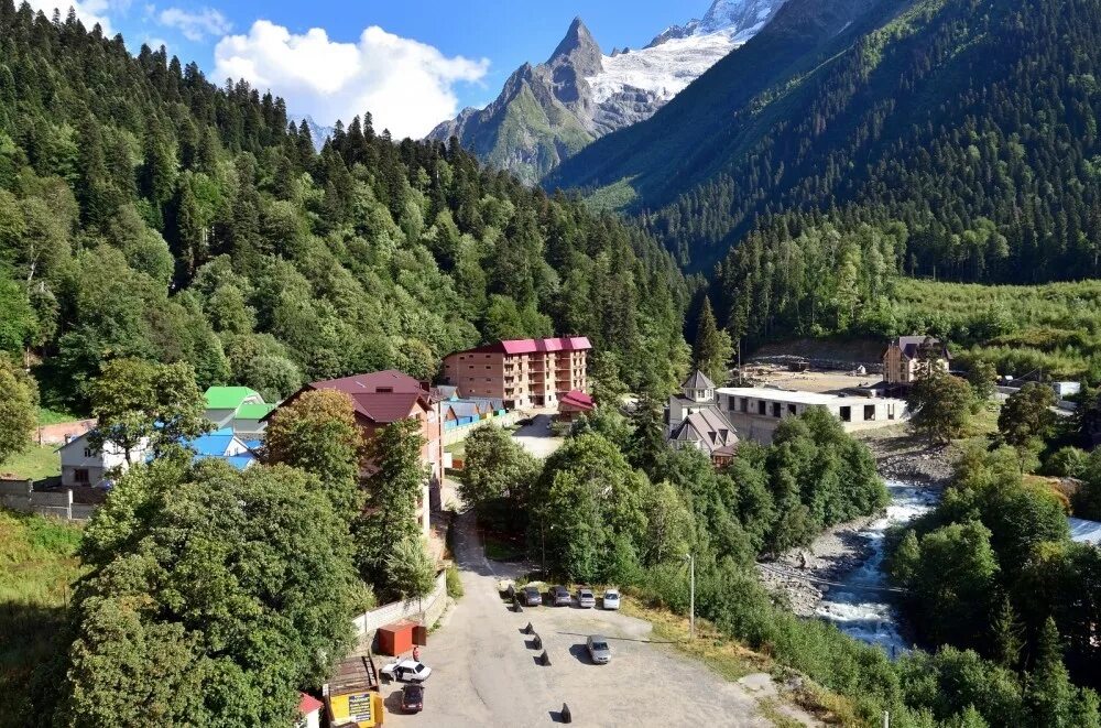 Домбай фото. Домбай (Курортный посёлок). Домбай Курортный посёлок лето. Домбай Курортный посёлок горы. Поселок Домбай Карачаево Черкесская.