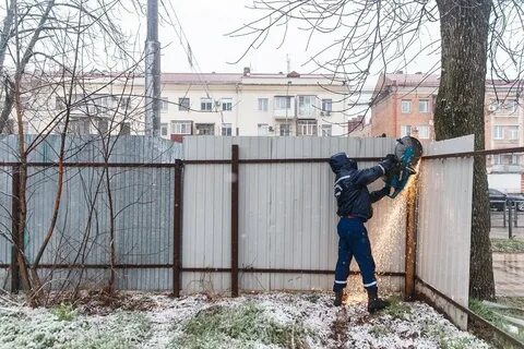 Ломают забор