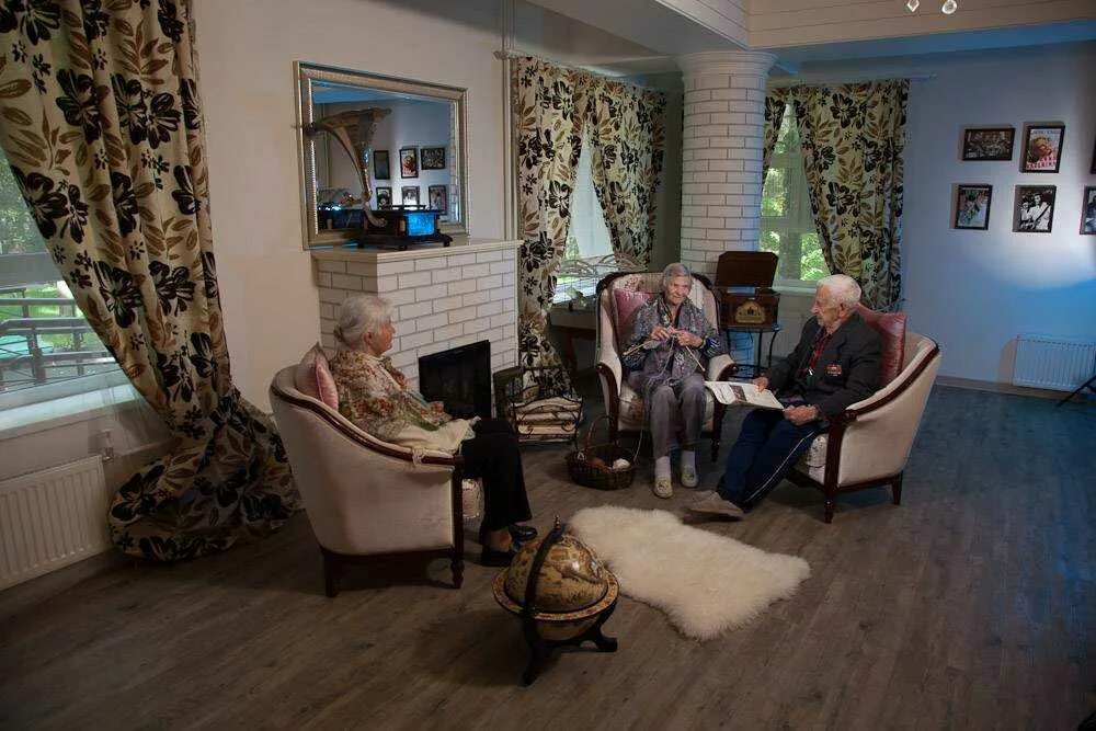 Комната пенсионера. Комната в доме престарелых. Комната пожилого человека. Дом престарелых интерьер.