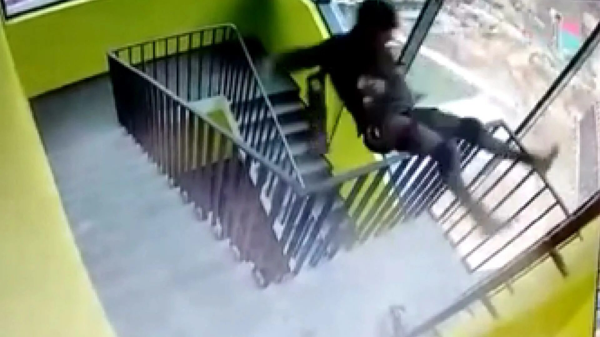 Что разбивается но никогда не падает