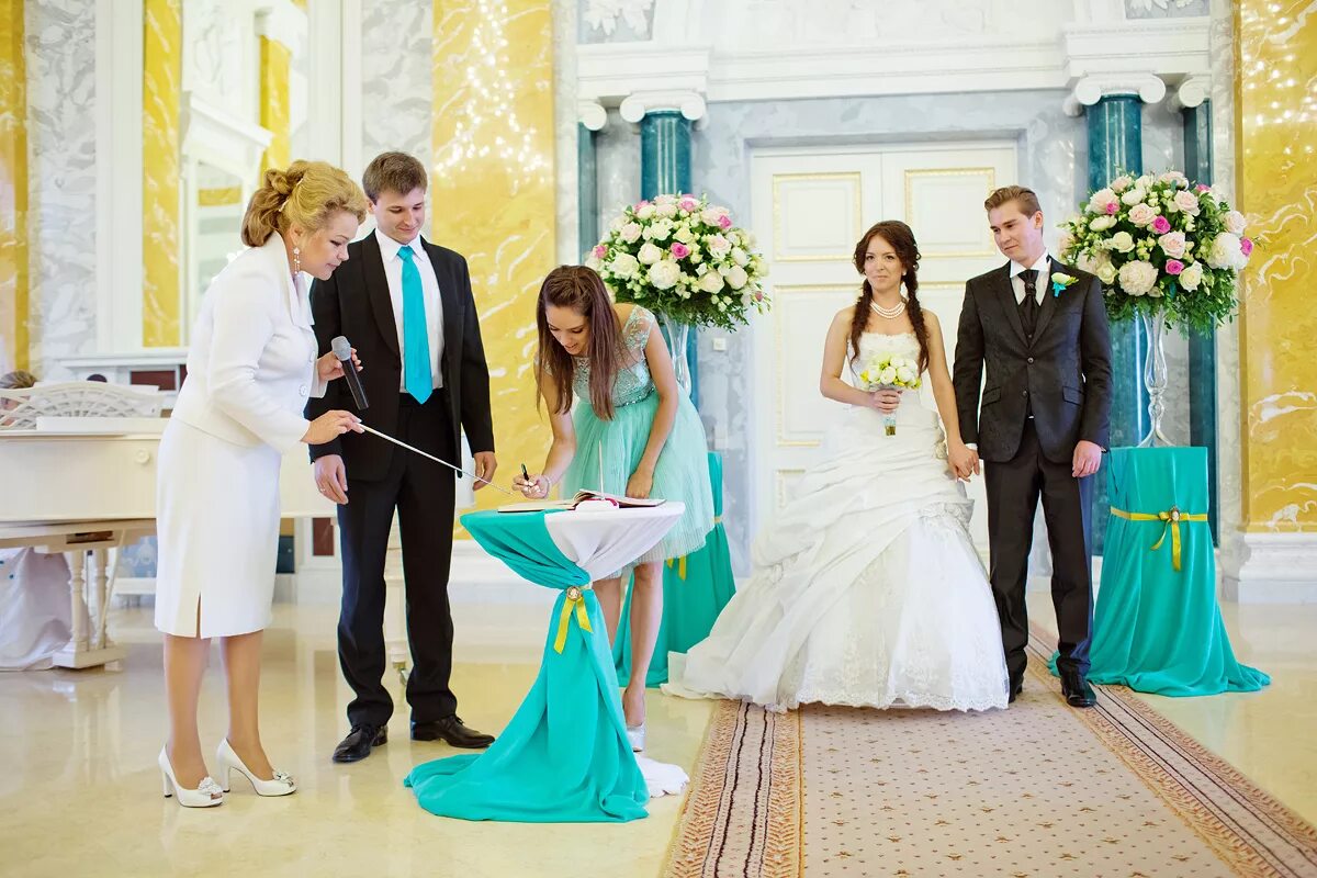 Молодожены в загсе. Расписаться в загсе. Подпись в загсе. Платье для росписи в загсе. Свадьба загс.