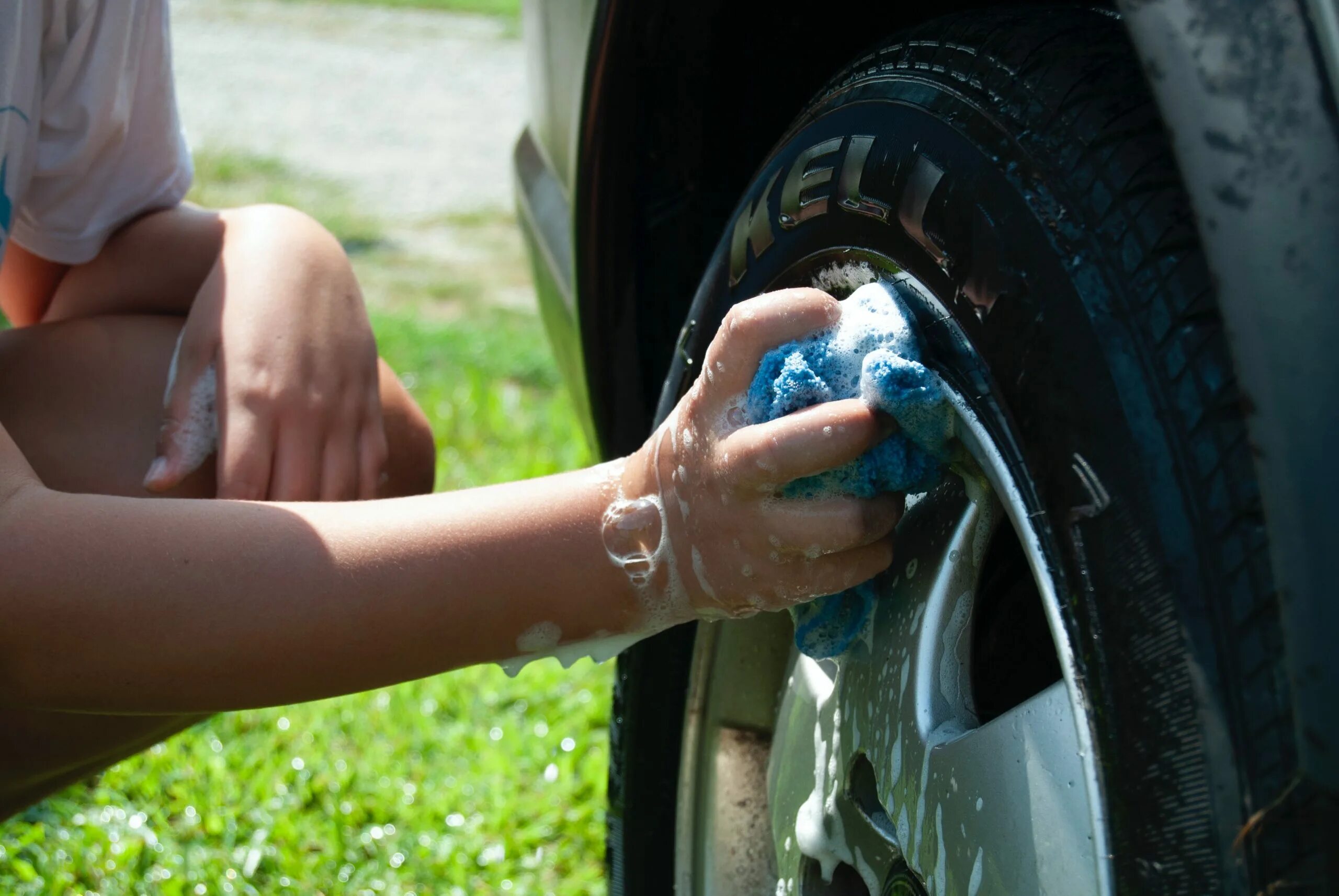 Можно мыть машину на даче своем участке. Мытье машины. Мытье автомобиля во дворе. Моет машину во дворе. Мойка машины.