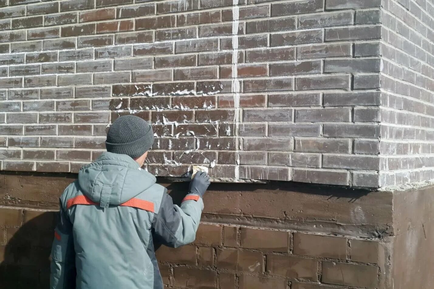 Как очистить кирпич. Высолы на кирпиче. высолы на кирпичной кладке. высолы на кирпичной стене. увлажнение кладки стен.
