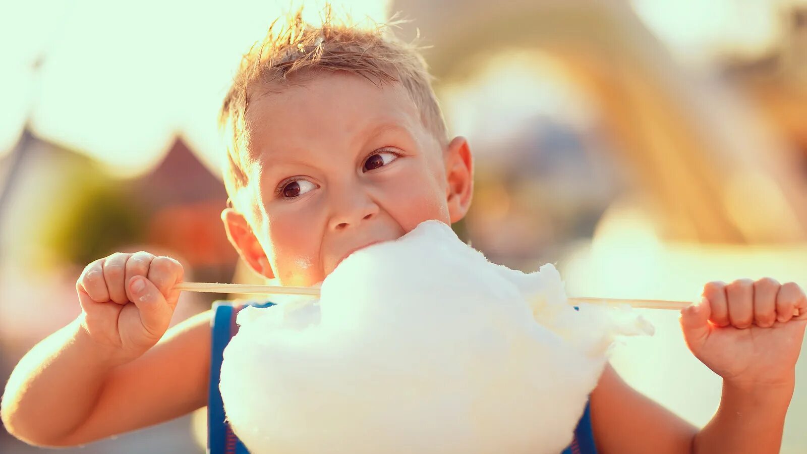 You ever eat candy floss. Фото мальчик ест вату. Детские фотографии с сахарной ватой в студии. Eat Candy Floss. Сахарная вата дети едят на празднике.