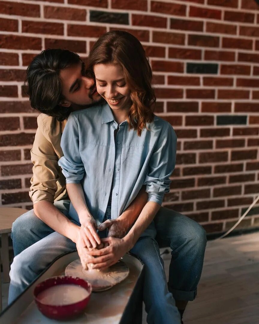 свидание в гончарной мастерской. прогулка по москве девушки. свидание прогулка. необычное свидание для двоих в москве зимой. необычное свидание.