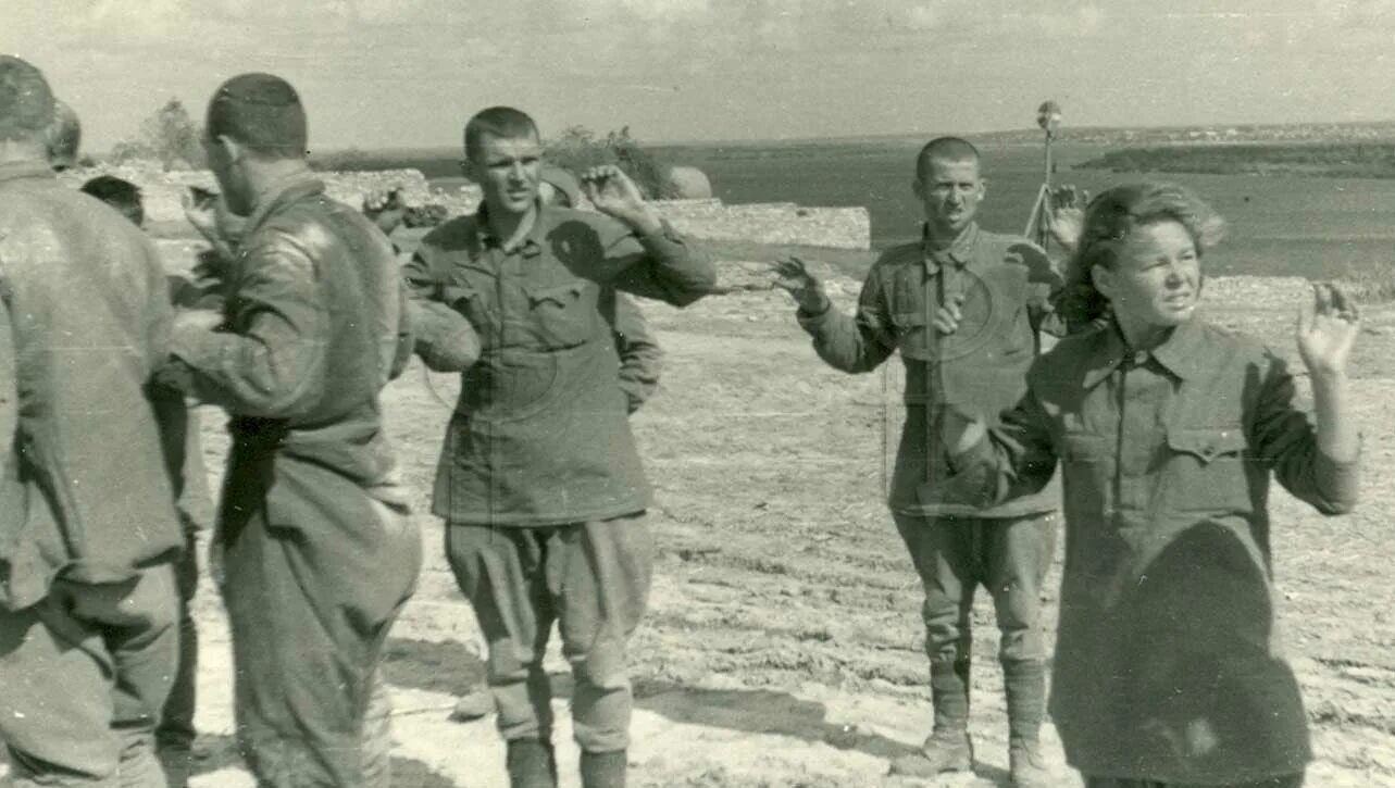 Генерал вермахта достлер. Советские солдаты и немецкие женщины. Что делают с военнопленными. Советские военнопленные 1942. Что делают с военнопленными.